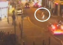 شاهد الفيديو : سيارة تصدم ام وابنتها في احد شوارع انجلترا