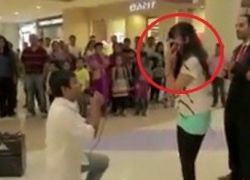 بالفيديو : هندي يطلب الزواج من صديقته في مجمع دبي شاهد ما حصل له !