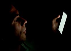 دراسة: الوضع المظلم بالهواتف يتلف الدماغ!