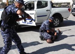 الشرطة تعتقل شخص قام بتهديد وابتزاز المواطنين في نابلس