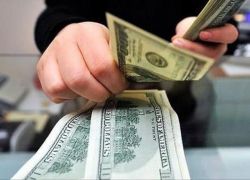 الدولار يتراجع إلى أدنى مستوياته منذ 3 أعوام ونصف