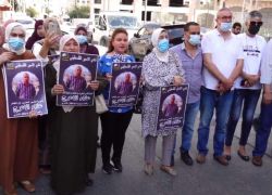 ‫وقفة مساندة للأسيرين ناصر أبو حميد وعلاء الأعرج في طولكرم .. فيديو