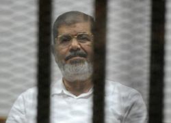 دفن جثمان مرسي في مقبرة شرقي القاهرة بحضور أسرته ومحاميه