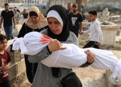 استشهاد طفل متأثرا بإصابته بقصف إسرائيلي وسط قطاع غزة