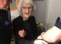 الشرطة البريطانية تقبض على مسنة 93 عاما بتهمة السرقة