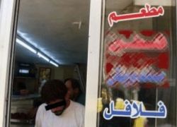 قلقيلية: الشرطة تغلق مطعما تسبب بـ 20 حالة تسمم