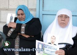 اهالي اسرى طولكرم يعتصمون امام مكتب الصليب الاحمر تضامناً مع ابناءهم