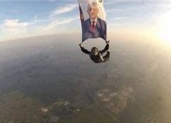 ملازم بالامن الوطني يرفع صورة الرئيس عباس في سماء موسكو - شاهد