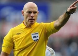 برشلونة يفوز دائما مع هاوارد ويب حكم لقاء الإياب أمام أتليتكو مدريد