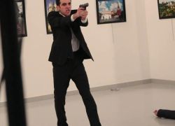 مصور عملية قتل السفير الروسي يكشف اللحظات الحاسمة