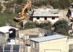 جرافات الاحتلال تهدم منزلين في سلوان