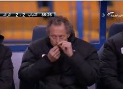 بالفيديو : كاميرات ترصد مدرب يحشش اثناء جلوسه على مقعد البدلاء