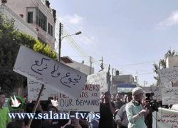 الاحتلال والمستوطنين يعتدون على مسيرة سلمية في بيت أمر