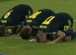 سجود مُحير للاعبي منتخب السويد لا ينتمون للدين الإسلامي يلفت أنظار الجميع - شاهد الفيديو