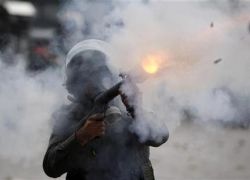 عائلة كاملة تصاب بالاختناق اثر سقوط قنبلة غاز داخل منزلهم ببيت لحم