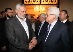 خبراء: أبو مازن دفع إسرائيل لمفاوضة حماس