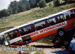 مصرع شخص واصابة 22 اخرين في حادث انقلاب حافلة