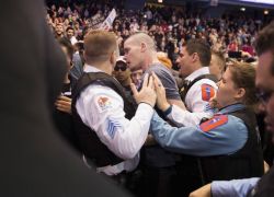 أعمال عنف بين مؤيدي ترامب ومعارضيه في شيكاغو