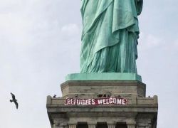 لافتة مثيرة للجدل على تمثال الحرية