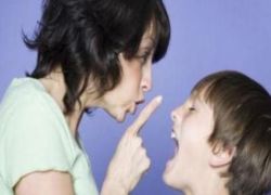التوبيخ بصوت عالٍ والصراخ على الأطفال يسبب لهم الكآبة