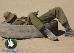 ضابط وفرقته يغطون بالنوم خلال كمين على الحدود اللبنانية