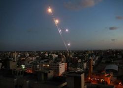 سقوط صاروخ في منطقة مفتوحة في مستوطنة شعار هنيغف قرب الحدود مع غزة