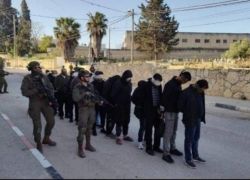 حملة مداهمات واعتقالات واسعة في الضفة طالت عشرات المواطنين