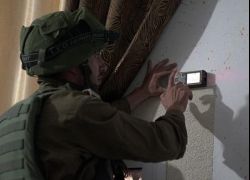 جيش الاحتلال ياخذ قياسات منزل منفذ عملية عتصيون