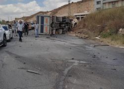 4 إصابات بتصادم شاحنة محملة بالعجول مع مركبة على مدخل جنين