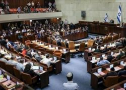 مقربون من نتنياهو يدفعون لحظر "القائمة العربية الموحدة" من الانتخابات