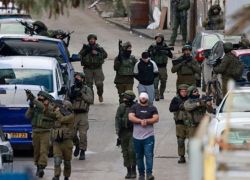 حملة مداهمات واعتقالات بالضفة طالت عشرات المواطنين