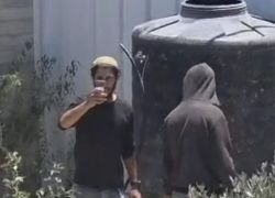 المستوطنون يحاصرون عائلة جنوب نابلس لأكثر من يوم