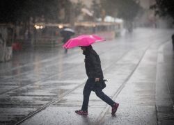 الطقس: أمطار مساءً ومنخفض غدا