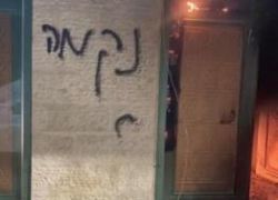 مستوطنون يحرقون مسجد جلجليا الكبير ويخطون شعارات عنصرية