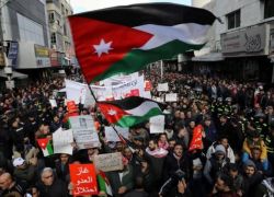 انطلاق مسيرة شعبية في العاصمة الاردنية عمان تطالب باسقاط اتفاقية الغاز