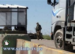 سائقي شاحنات نقل البضائع يلتزمون بالإضراب على معبر الطيبة جنوب طولكرم