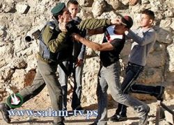 جنود يأمرون شابا فلسطينيا بلكم نفسه وبالبكاء تحت تهديد السلاح