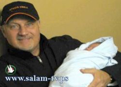 توأمان يرزقان بحفيدتيهما في ذات اليوم ليصبحان جدين في ذات اليوم!
