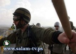 اصابة فتى بعد اطلاق النار عليه من الجيش وسقوطه من فوق الجدار