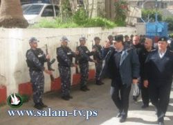 الشرطة تنقذ طفل من مركبة والده في نابلس