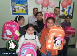 مركزا العودة وواصل يوزعان حقائب مدرسية على طلبة مخيم طولكرم