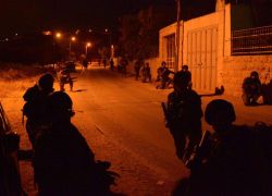 قوات الاحتلال تعتقل أسيراً محرراً من مخيم طولكرم بعد مداهمة منزله