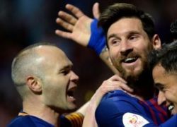 برشلونة يطحن أشبيلية بخماسية ويتوج بنهائي كأس الملك