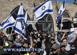 متظاهرون إسرائيليون غاضبون يحتلون مبنى في تل أبيب
