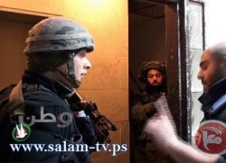 بالفيديو : جيش الاحتلال يقتحم تلفزيوني وطن والقدس التربوي ومصادرة معداتهما