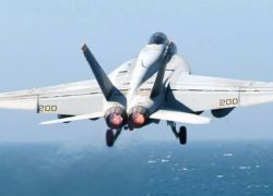 فقدان طيار أميركي بعد سقوط مقاتلته في البحر