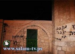 مستوطنون يحرقون مسجدا في القدس ومركبات في نابلس وسلفيت