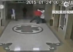 فيديو : اشتباك بين طبيب ومريض ينتهي بسقوطهما من الطابق الـ15