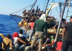 البحرية المصرية تضبط مركبا مخصصا للهجرة على متنه 43 فلسطينيا
