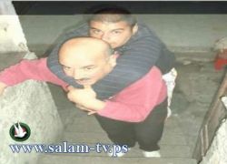 أب يحمل أبناءه الثلاثة على ظهره منذ14سنة بسبب مرض نادر